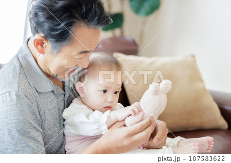 祖父と孫 人形遊び 祖父と孫 人形遊び 107583622