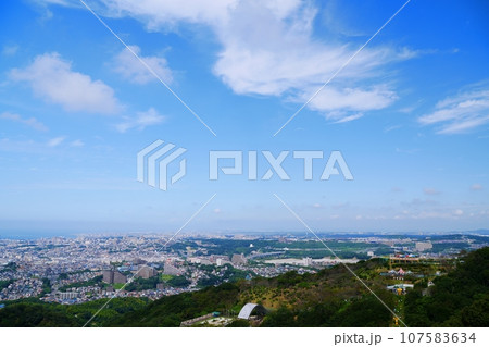 神戸　鉢伏山山頂から見た神戸市街地と須磨浦山上遊園（北西方向、初秋） 107583634
