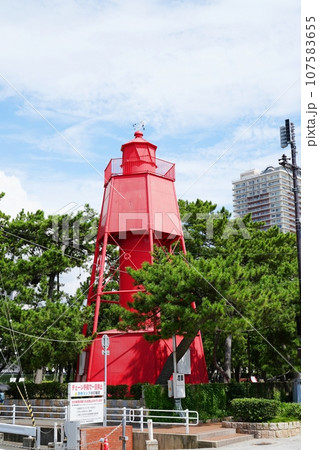 神戸 須磨海浜公園の和田岬灯台(初秋) 神戸 須磨海浜公園の和田岬灯台(初秋) 107583655