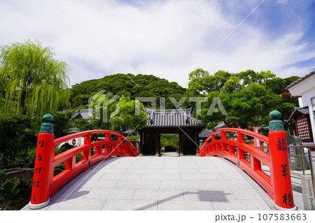 神戸　須磨寺　龍華橋からの仁王門と参道（初秋） 107583663