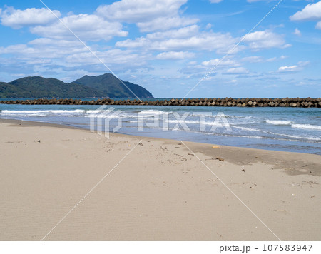 はまなすパーク海水浴場(三松海水浴場東側)と若狭湾の風景。福井県大飯郡高浜町。10月撮影。 はまなすパーク海水浴場(三松海水浴場東側)と若狭湾の風景。福井県大飯郡高浜町。10月撮影。 107583947