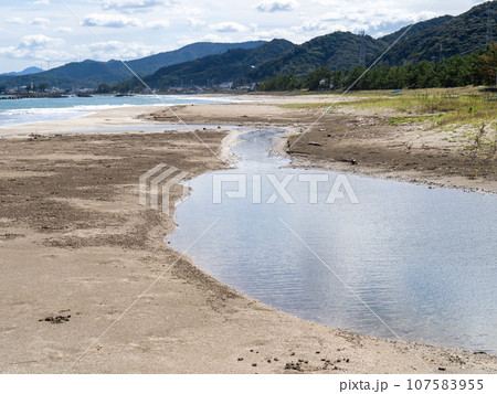 はまなすパーク海水浴場(三松海水浴場東側)の風景。福井県大飯郡高浜町。 はまなすパーク海水浴場(三松海水浴場東側)の風景。福井県大飯郡高浜町。 107583955
