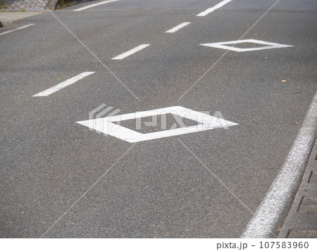 路面に描かれたダイヤマーク。道路標示(指示標示)「横断歩道又は自転車横断帯あり」。 路面に描かれたダイヤマーク。道路標示(指示標示)「横断歩道又は自転車横断帯あり」。 107583960