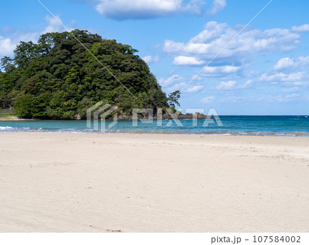城山海水浴場と天王山と若狭湾の風景。福井県大飯郡高浜町。 107584002