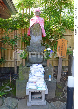 足元に塩を置く塩かけ地蔵 107584109