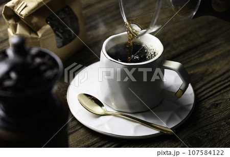 コーヒーを淹れる ホットコーヒーを注ぐ 107584122