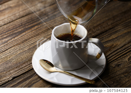 コーヒーを淹れる ホットコーヒーを注ぐ コーヒーを淹れる ホットコーヒーを注ぐ 107584125