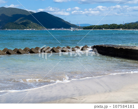 城山海水浴場と若狭湾の風景。福井県大飯郡高浜町。 107584181