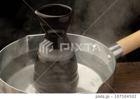 お燗 熱燗 鍋 お燗 熱燗 鍋 107584502
