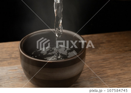 熱燗 注ぐ 107584745
