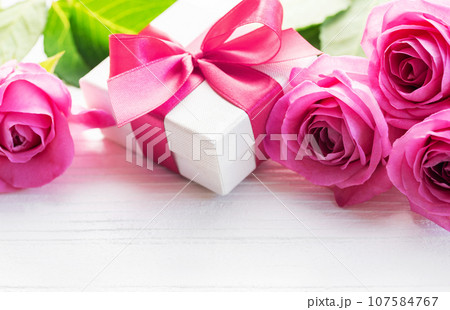 Bouquet of roses and gift box 107584767