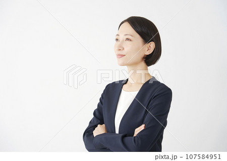 ビジネスウーマンのポートレート　白背景 107584951