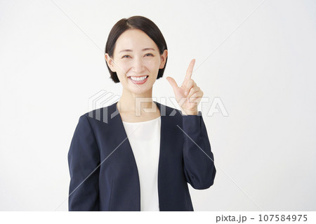 チェックサインするビジネスウーマン　白背景 107584975