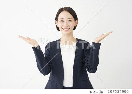手のひらで両側を指すビジネスウーマン　白背景 107584996
