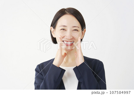 応援するビジネスウーマン　白背景 107584997
