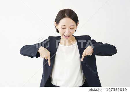 下方向を指差すビジネスウーマン　白背景 107585010