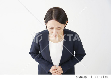 お辞儀して謝罪するビジネスウーマン　白背景 107585130