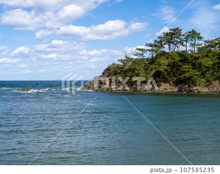 秋(10月)の若狭湾の海岸(城山公園)。福井県大飯郡高浜町内。 107585235
