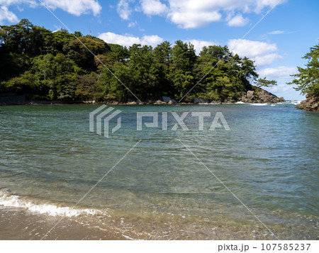 秋(10月)の若狭湾の海岸(城山公園)。福井県大飯郡高浜町内。 秋(10月)の若狭湾の海岸(城山公園)。福井県大飯郡高浜町内。 107585237