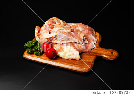 美味しさが詰まった国産若鶏もも肉写真素材 107585788
