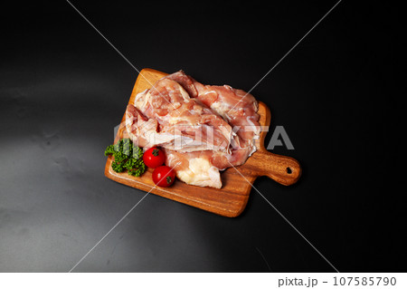 美味しさが詰まった国産若鶏もも肉写真素材 107585790