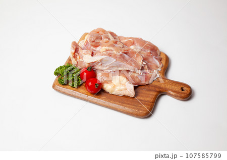 美味しさが詰まった国産若鶏もも肉写真素材 107585799