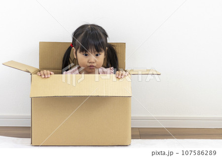 ダンボール箱に入って怒っている女の子(3歳、日本人) ダンボール箱に入って怒っている女の子(3歳、日本人) 107586289