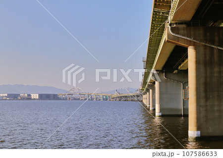 阪神高速5号湾岸線と大阪湾 107586633