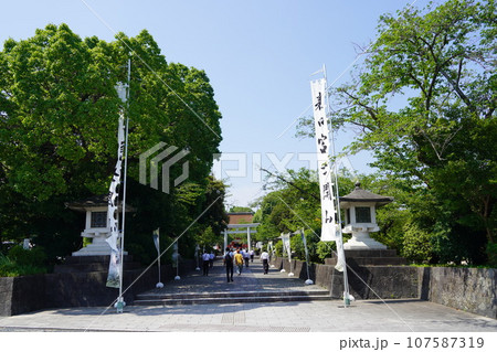 日本各地にある浅間神社の総本社富士山本宮浅間大社は霊峰富士山のお膝元、静岡県富士宮市にある神社です。 107587319