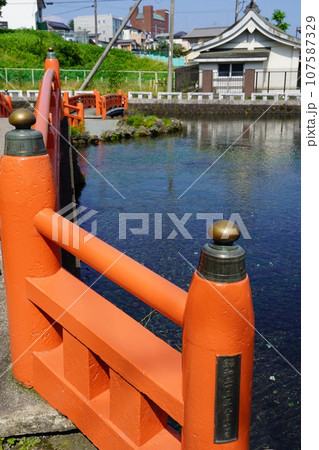 日本各地にある浅間神社の総本社富士山本宮浅間大社は霊峰富士山のお膝元、静岡県富士宮市にある神社です。 107587329