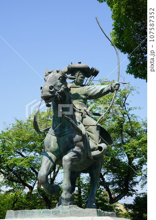 日本各地にある浅間神社の総本社富士山本宮浅間大社は霊峰富士山のお膝元、静岡県富士宮市にある神社です。 107587352