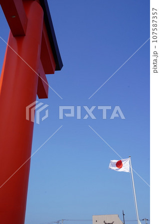 日本各地にある浅間神社の総本社富士山本宮浅間大社は霊峰富士山のお膝元、静岡県富士宮市にある神社です。 107587357