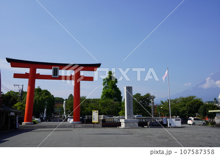 日本各地にある浅間神社の総本社富士山本宮浅間大社は霊峰富士山のお膝元、静岡県富士宮市にある神社です。 107587358