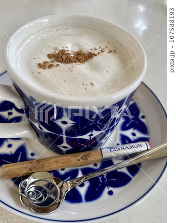 泡たっぷりのカプチーノとシナモンスティック 107588193