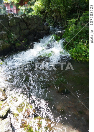 日本各地にある浅間神社の総本社富士山本宮浅間大社は霊峰富士山のお膝元、静岡県富士宮市にある神社です。 日本各地にある浅間神社の総本社富士山本宮浅間大社は霊峰富士山のお膝元、静岡県富士宮市にある神社です。 107588528