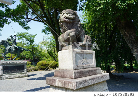 日本各地にある浅間神社の総本社富士山本宮浅間大社は霊峰富士山のお膝元、静岡県富士宮市にある神社です。 107588592