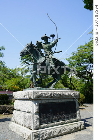 日本各地にある浅間神社の総本社富士山本宮浅間大社は霊峰富士山のお膝元、静岡県富士宮市にある神社です。 107588594