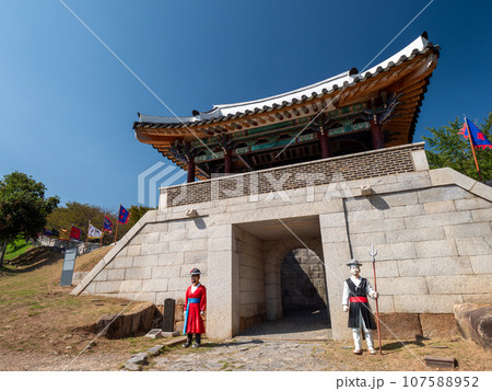 韓国・釜山　東萊邑城の風景 107588952