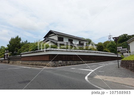 城下町らしいたたずまいを残す塩見縄手（島根県松江市） 107588983