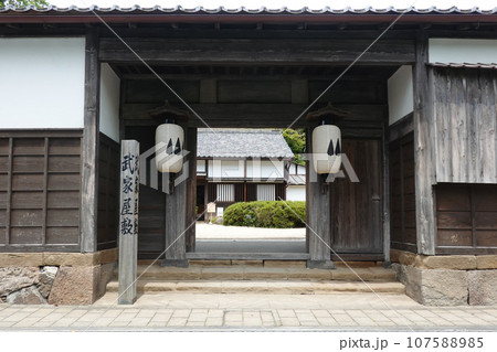 城下町らしいたたずまいを残す塩見縄手(島根県松江市) 城下町らしいたたずまいを残す塩見縄手(島根県松江市) 107588985