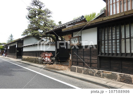 城下町らしいたたずまいを残す塩見縄手(島根県松江市) 城下町らしいたたずまいを残す塩見縄手(島根県松江市) 107588986