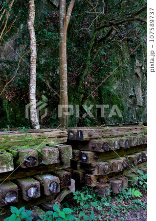福知山線廃線敷の端に積まれている枕木群 福知山線廃線敷の端に積まれている枕木群 107589737