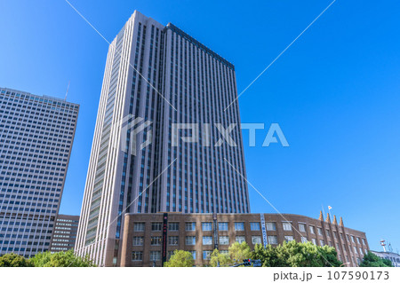 日本の東京都市景観 10月・秋晴れが広がる官庁街・霞が関の文部科学省などを望む 日本の東京都市景観 10月・秋晴れが広がる官庁街・霞が関の文部科学省などを望む 107590173