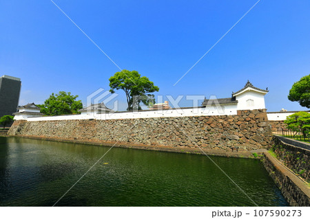 【大分県】快晴の府内城 大手門と宗門櫓と西南隅櫓（大分城址公園） 107590273