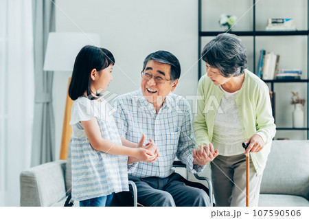 シニアの夫婦と孫娘 107590506