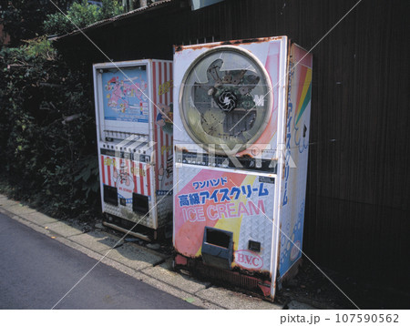 そのまま放置されている昭和時代の自販機 そのまま放置されている昭和時代の自販機 107590562