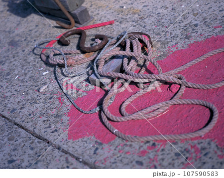 漁港の風景 垂れたペンキとロープ、エス字フック 107590583