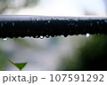 鉄骨に溜まった水滴 107591292