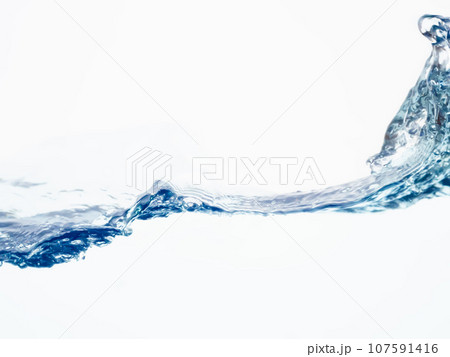 水　流れ　波 107591416