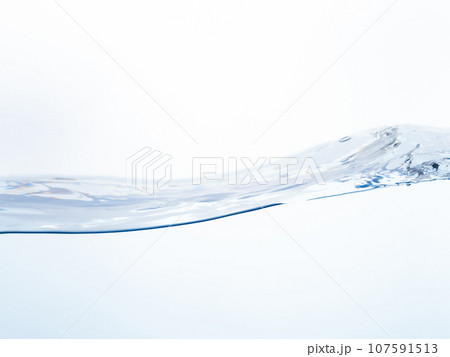 水　流れ　水面　流動　 107591513